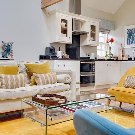 Pope Lodge: Stunning Stone Coach House Conversion 阿尔恩茅斯 外观 照片