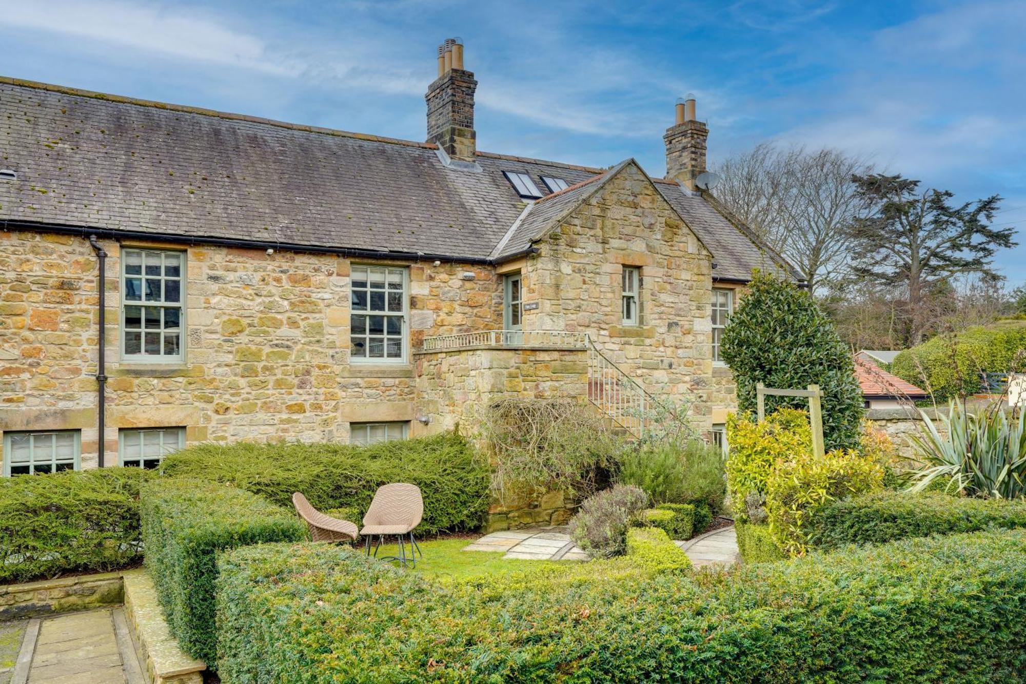 Pope Lodge: Stunning Stone Coach House Conversion 阿尔恩茅斯 外观 照片