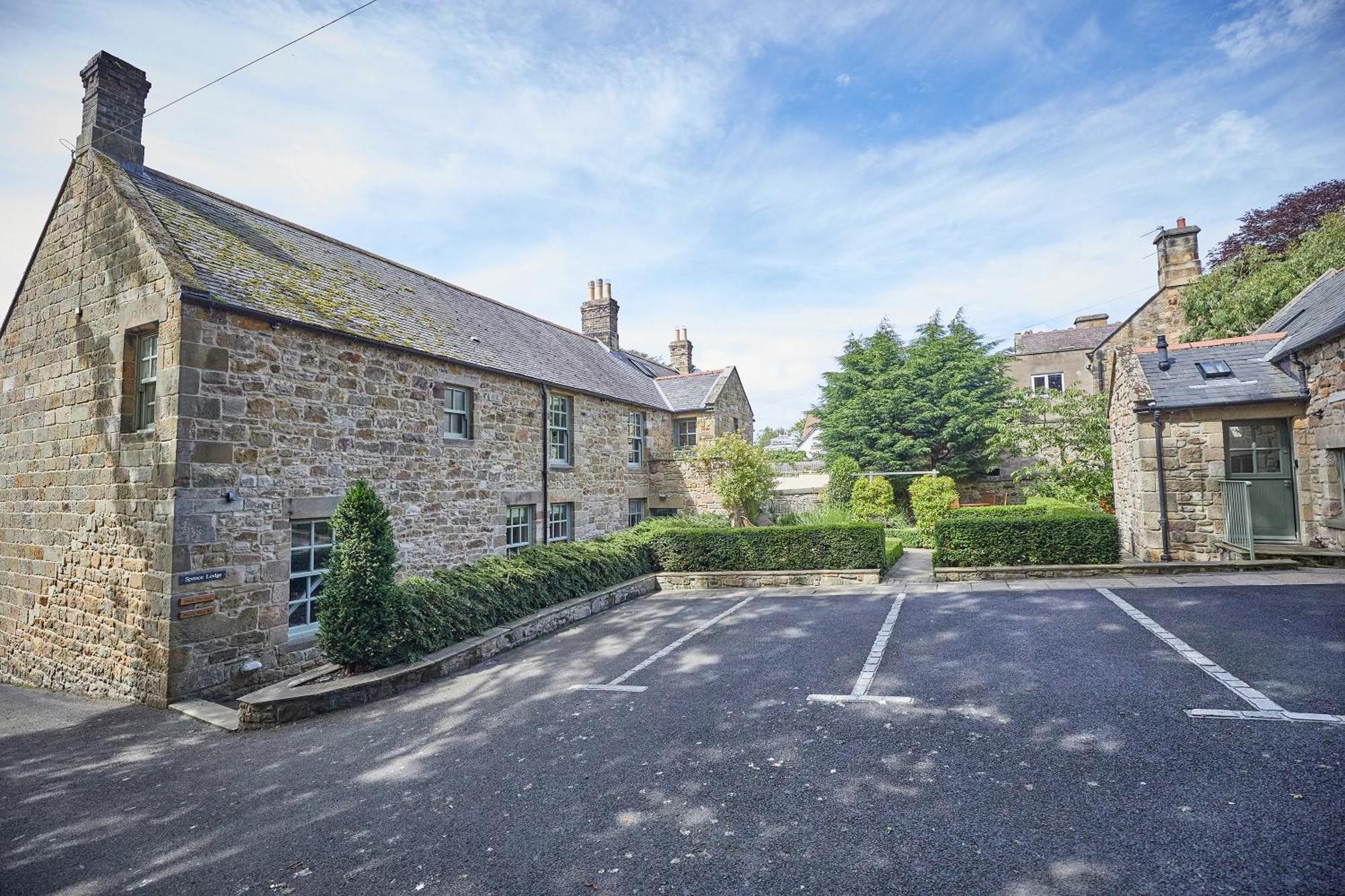 Pope Lodge: Stunning Stone Coach House Conversion 阿尔恩茅斯 外观 照片