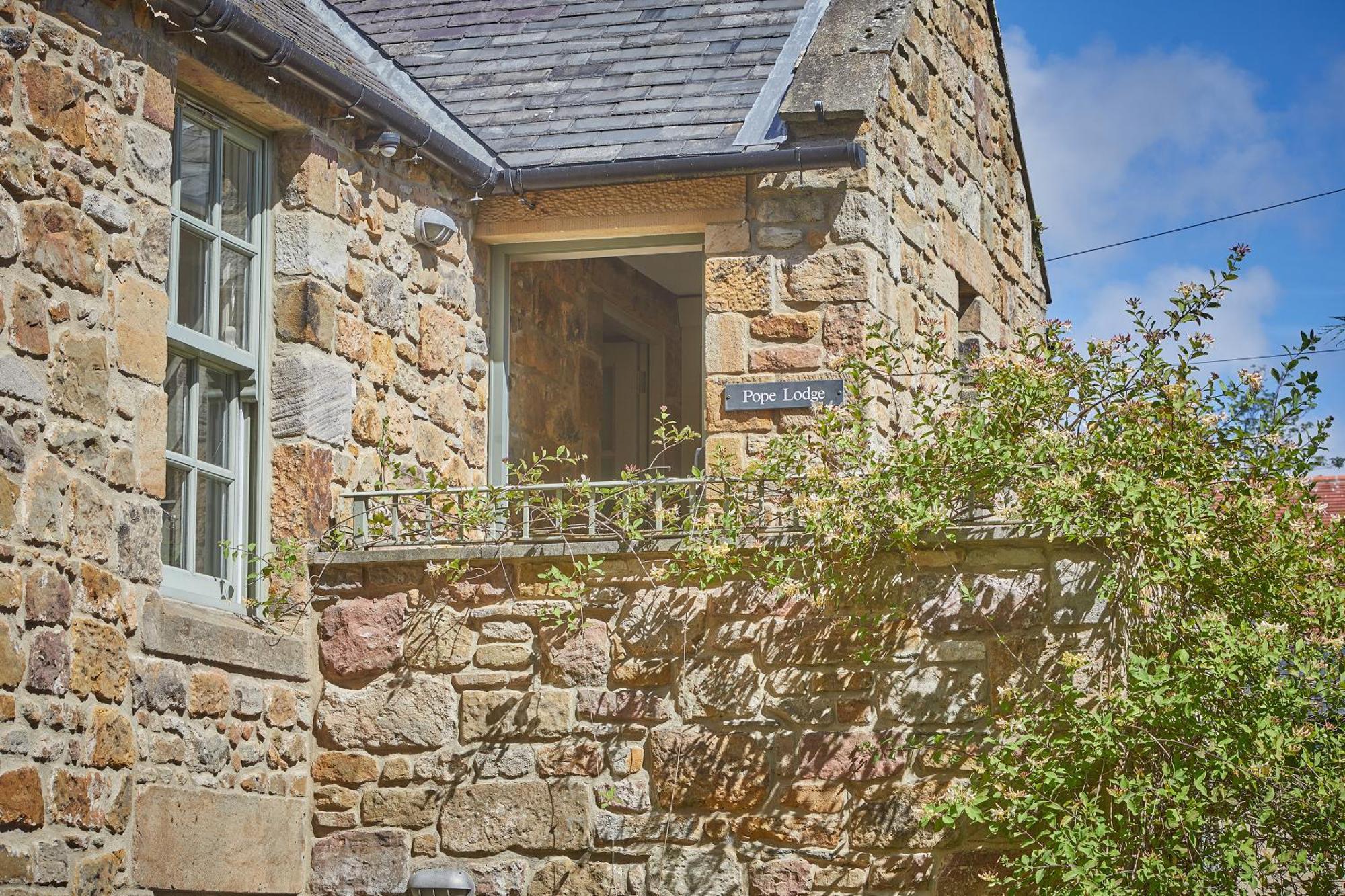 Pope Lodge: Stunning Stone Coach House Conversion 阿尔恩茅斯 外观 照片